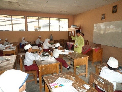 Siswa MI Salamah saat mengikuti kegiatan belajar mengajar di kelas